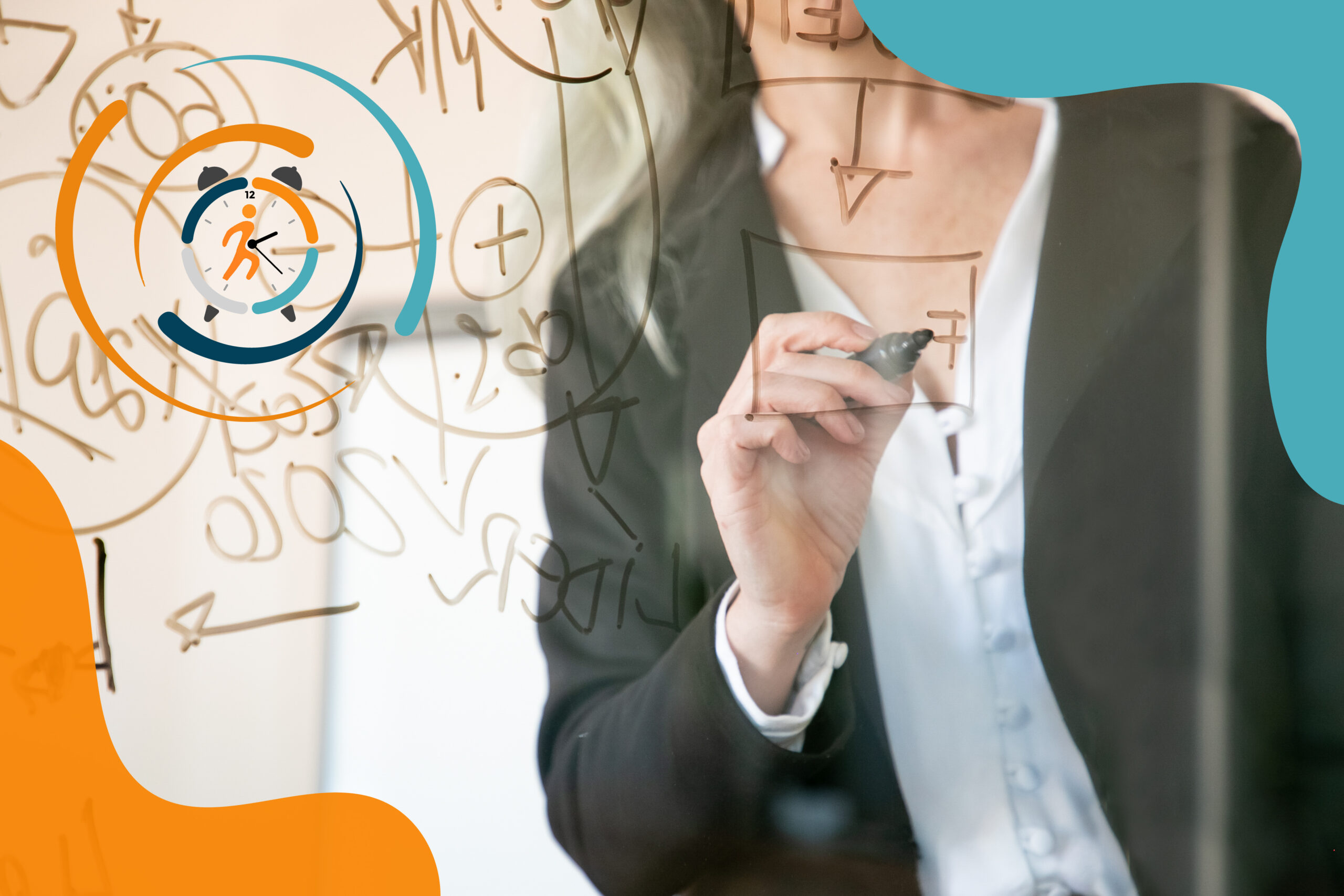 Dirigeante élaborant une stratégie sur un tableau en verre, illustrant la réflexion stratégique, l'innovation et la recherche de solutions différenciantes.