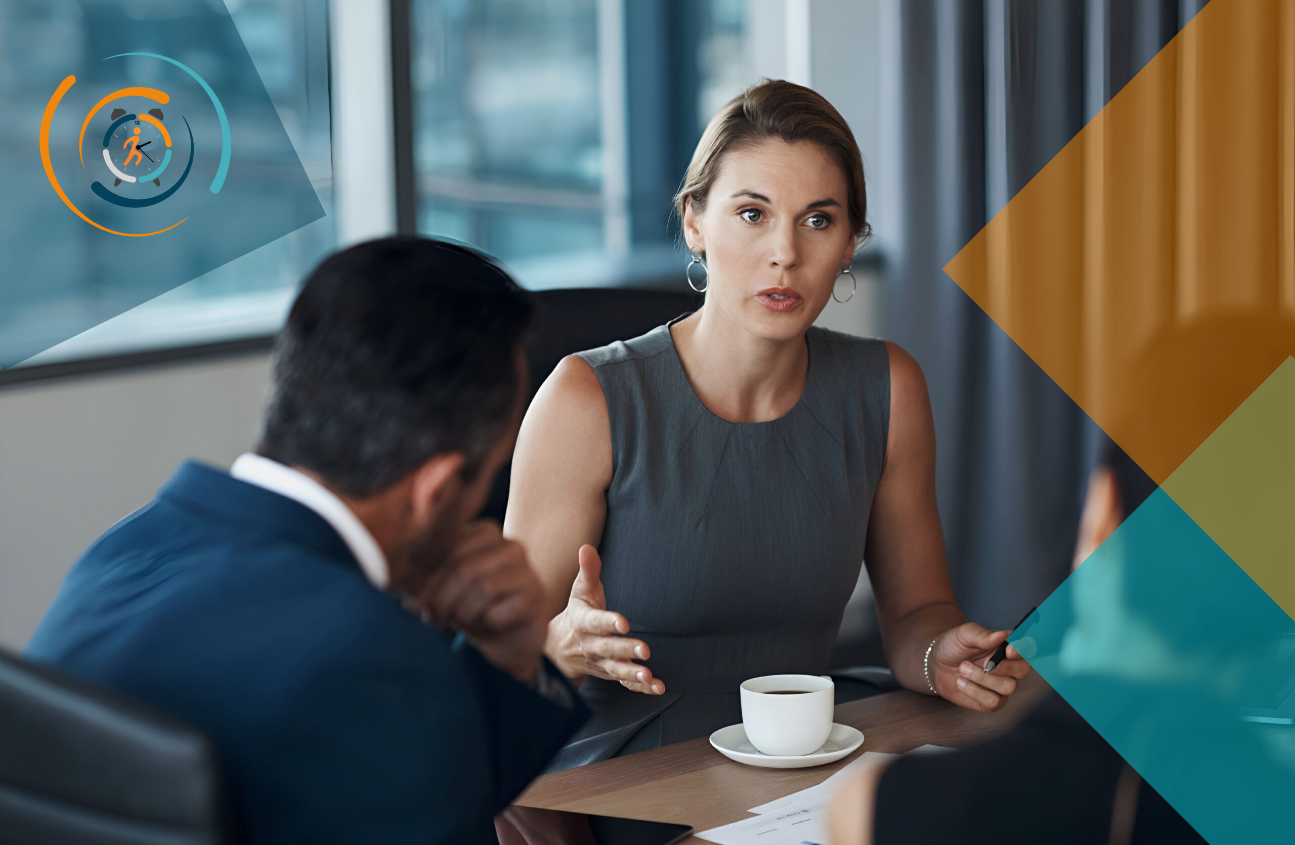Manager échangeant avec ses collaborateurs lors d'une réunion, illustrant les bonnes pratiques du management de proximité, de l'écoute et de la communication au travail.