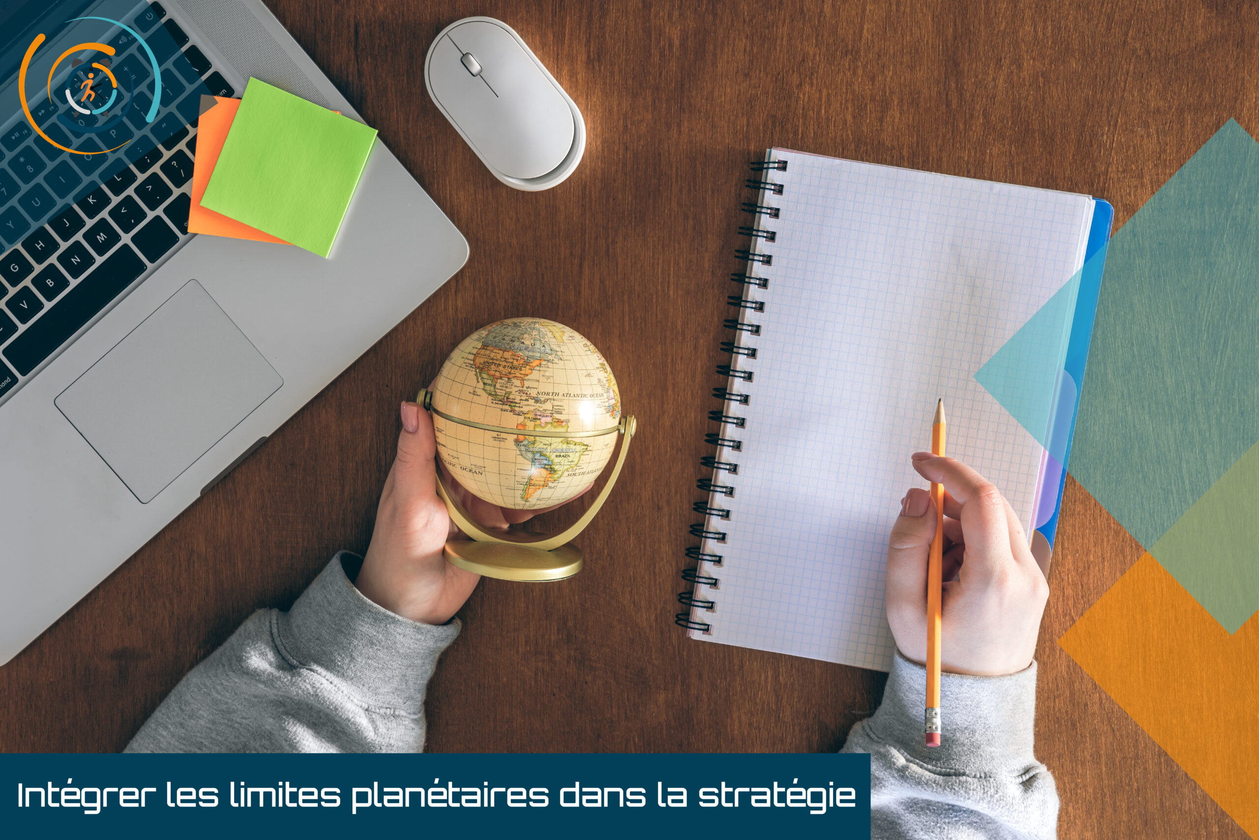Vue de dessus d’un espace de travail avec un ordinateur portable, une souris, des post-it colorés et un carnet ouvert. Une personne tient un globe terrestre dans une main et un crayon dans l’autre, prête à écrire, symbolisant la réflexion stratégique intégrant les enjeux environnementaux et globaux. Le visuel est accompagné du texte : « Intégrer les limites planétaires dans la stratégie